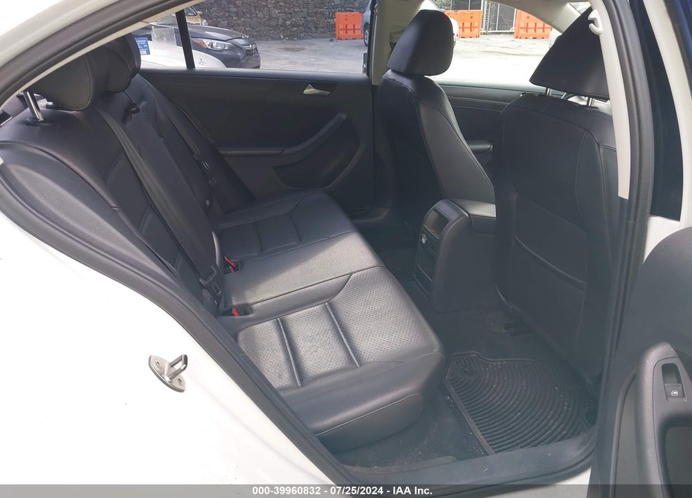 2014 VOLKSWAGEN JETTA 1.8T SE VIN: 3VWB17AJ3EM334045