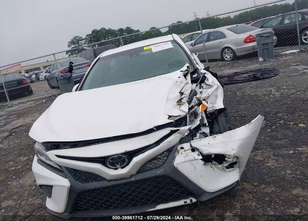 2018 TOYOTA CAMRY SE VIN: 4T1B11HK2JU073622
