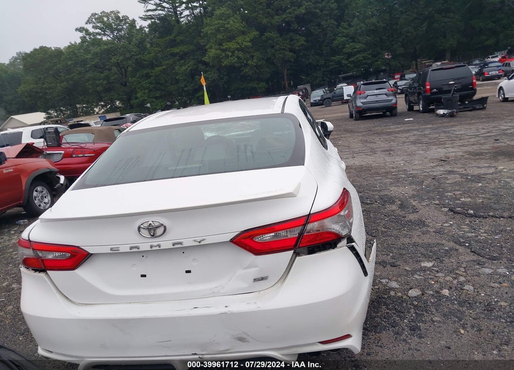 2018 TOYOTA CAMRY SE VIN: 4T1B11HK2JU073622