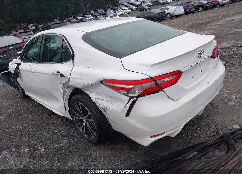 2018 TOYOTA CAMRY SE VIN: 4T1B11HK2JU073622