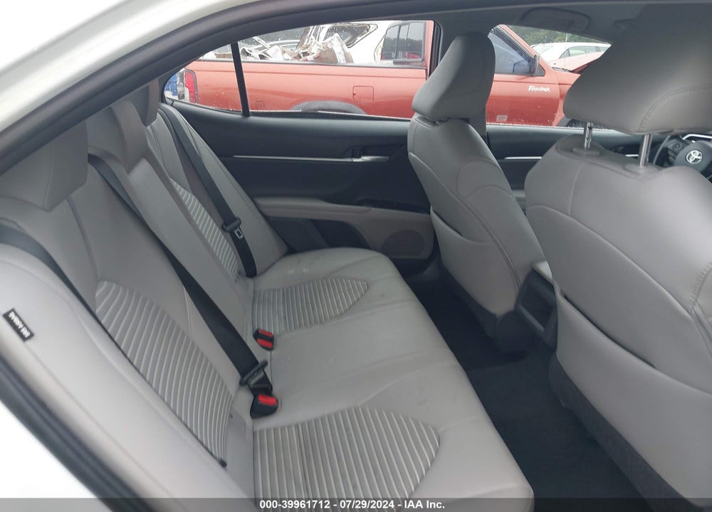 2018 TOYOTA CAMRY SE VIN: 4T1B11HK2JU073622