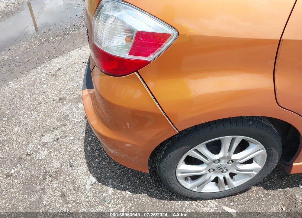 2011 HONDA FIT SPORT VIN: JHMGE8H52BS012297