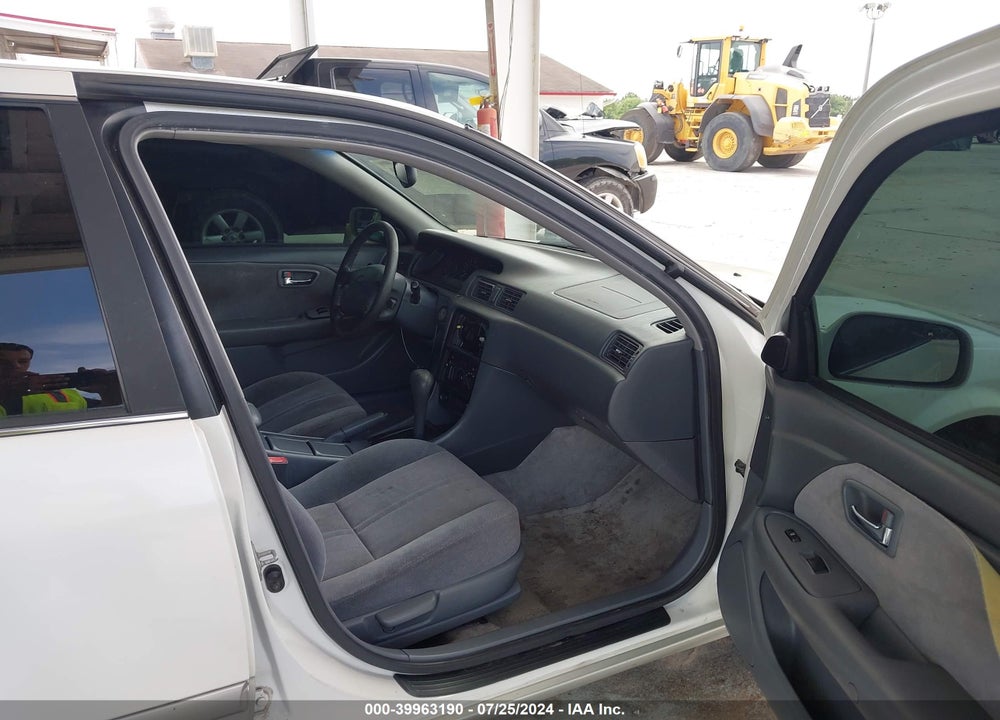 2001 TOYOTA CAMRY LE VIN: JT2BG22K610546147