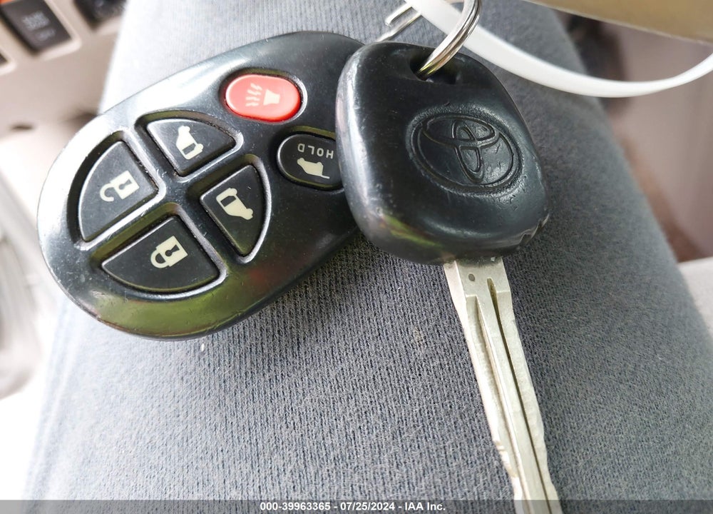 2005 TOYOTA SIENNA XLE VIN: 5TDZA22C25S277289
