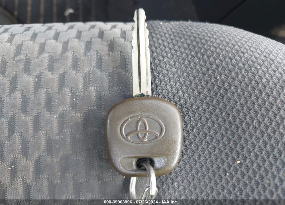2005 TOYOTA MATRIX VIN: 2T1KR32E05C405748