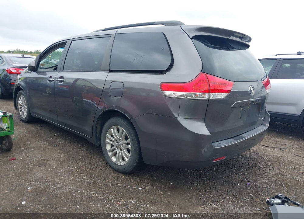 2013 TOYOTA SIENNA LIMITED V6 7 PASSENGER/XLE V6 7 PASSENGER AUTO ACCESS SEAT/XLE V6 8 PASSENGER VIN: 5TDYK3DC1DS358326