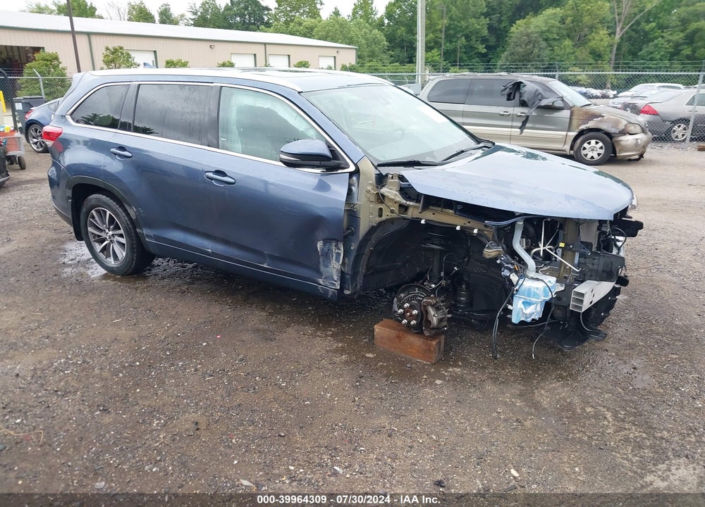 2018 TOYOTA HIGHLANDER XLE VIN: 5TDJZRFH8JS911624