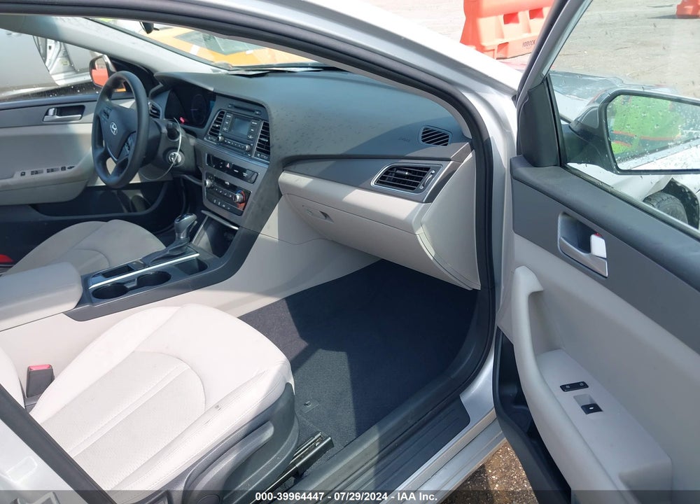 2015 HYUNDAI SONATA SE VIN: 5NPE24AF5FH141152