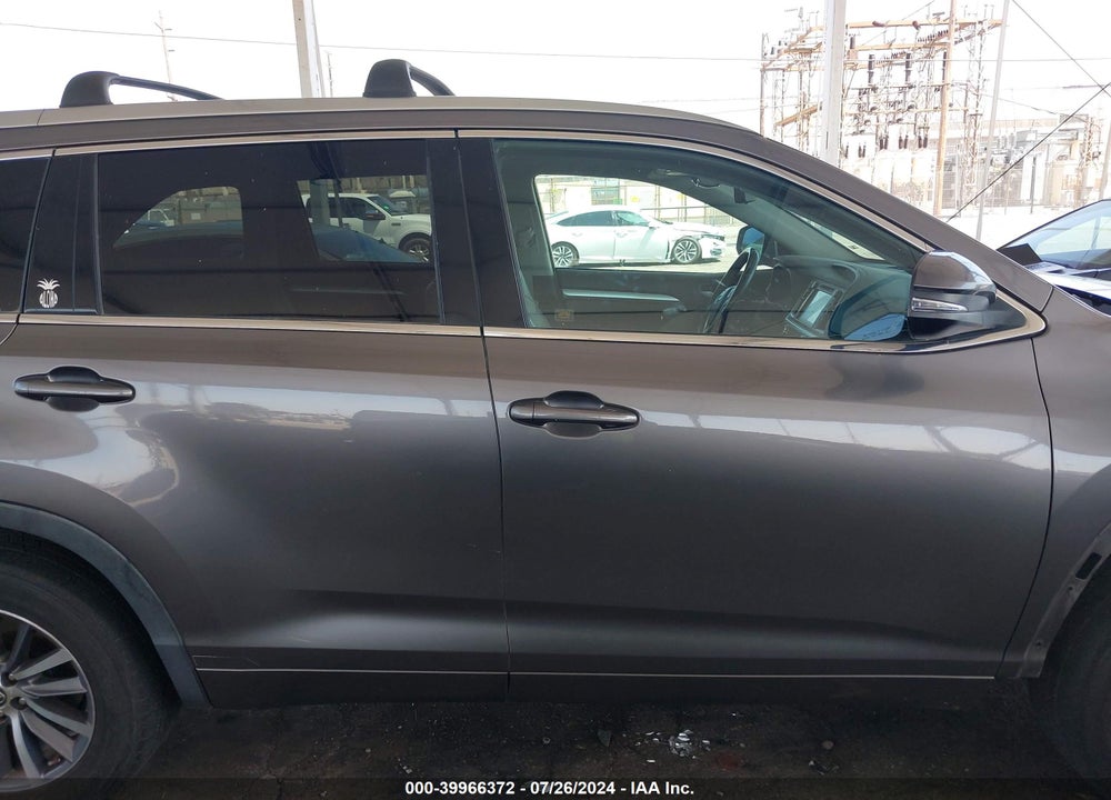 2017 TOYOTA HIGHLANDER XLE VIN: 5TDJZRFH4HS460749