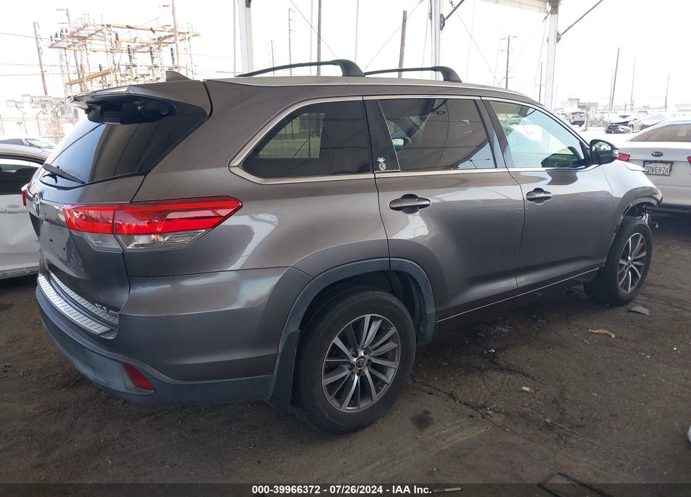2017 TOYOTA HIGHLANDER XLE VIN: 5TDJZRFH4HS460749