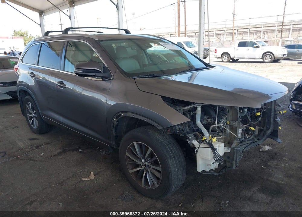 2017 TOYOTA HIGHLANDER XLE VIN: 5TDJZRFH4HS460749