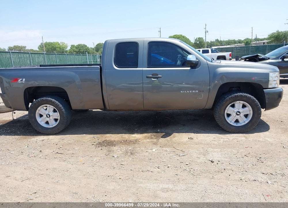 2011 CHEVROLET SILVERADO 1500 LT VIN: 1GCRKSE32BZ201784