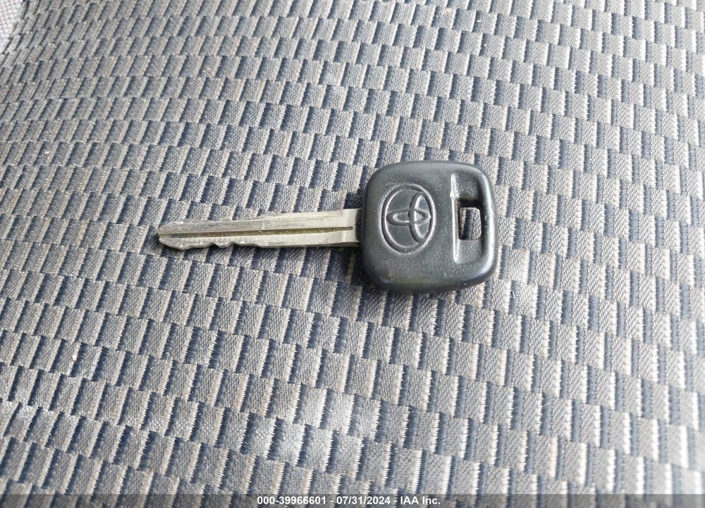 2005 TOYOTA RAV4 VIN: JTEHD20VX56042531