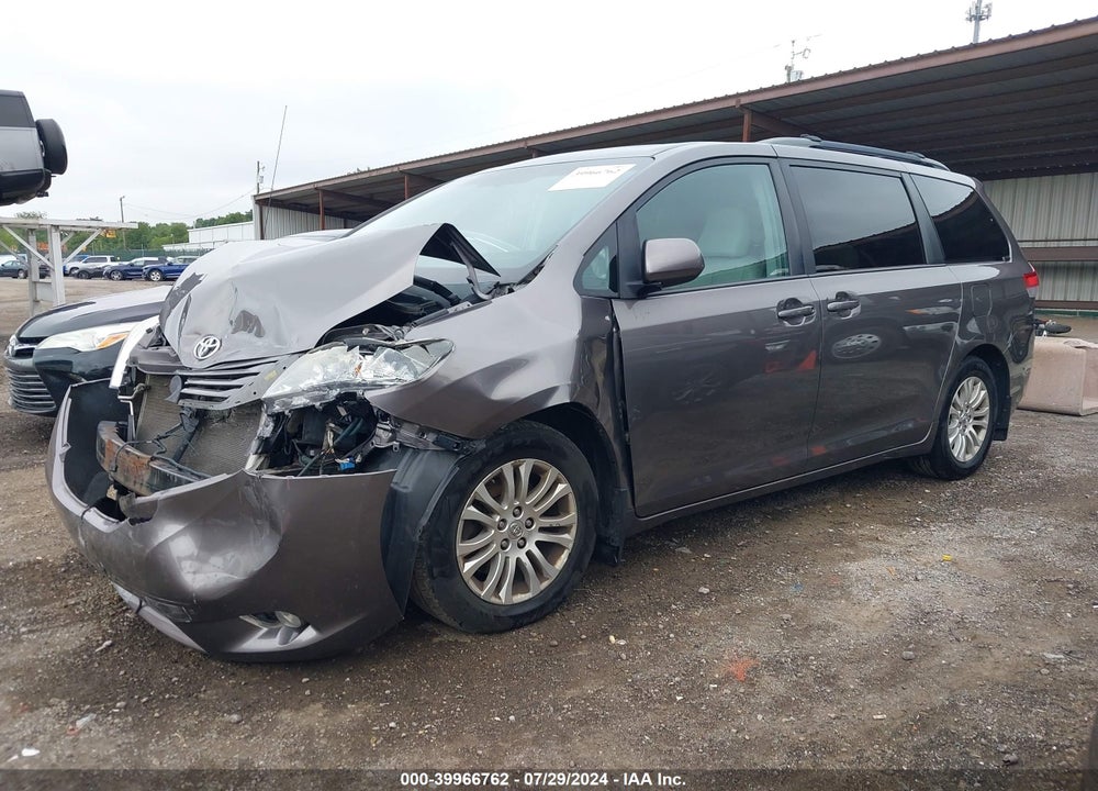 2013 TOYOTA SIENNA XLE V6 8 PASSENGER VIN: 5TDYK3DC8DS325498