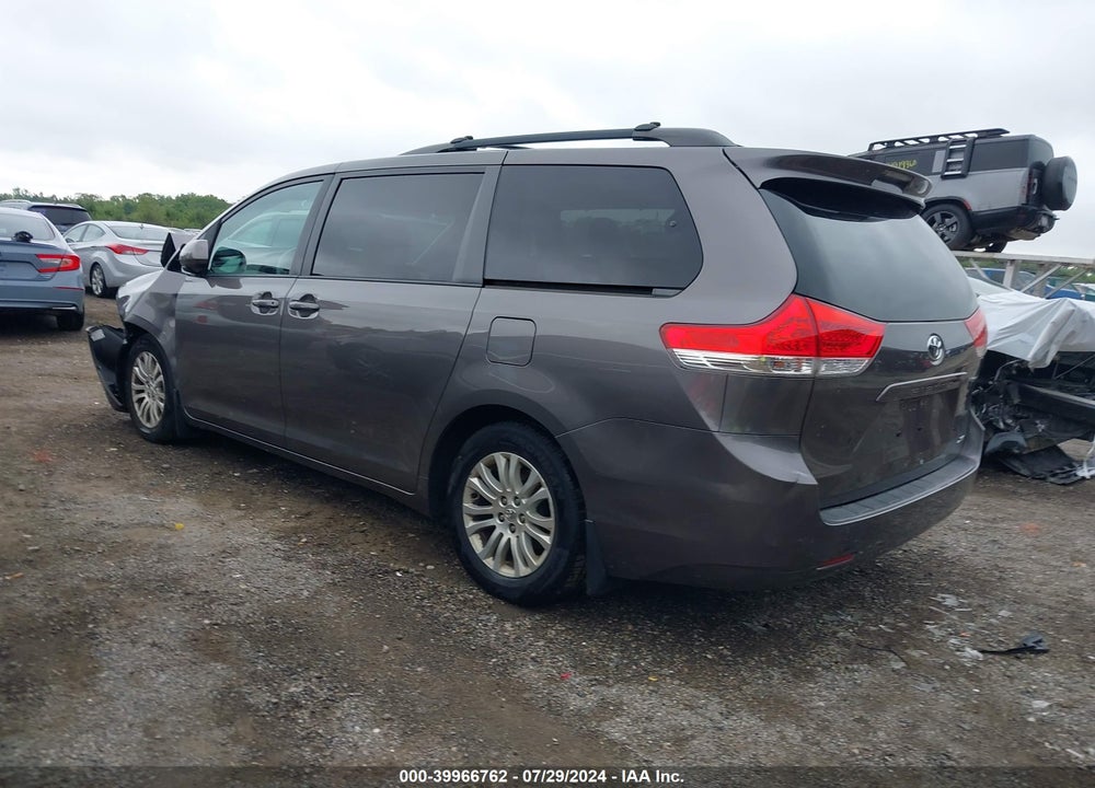 2013 TOYOTA SIENNA XLE V6 8 PASSENGER VIN: 5TDYK3DC8DS325498