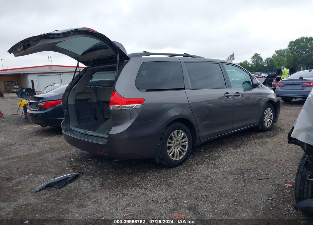 2013 TOYOTA SIENNA XLE V6 8 PASSENGER VIN: 5TDYK3DC8DS325498