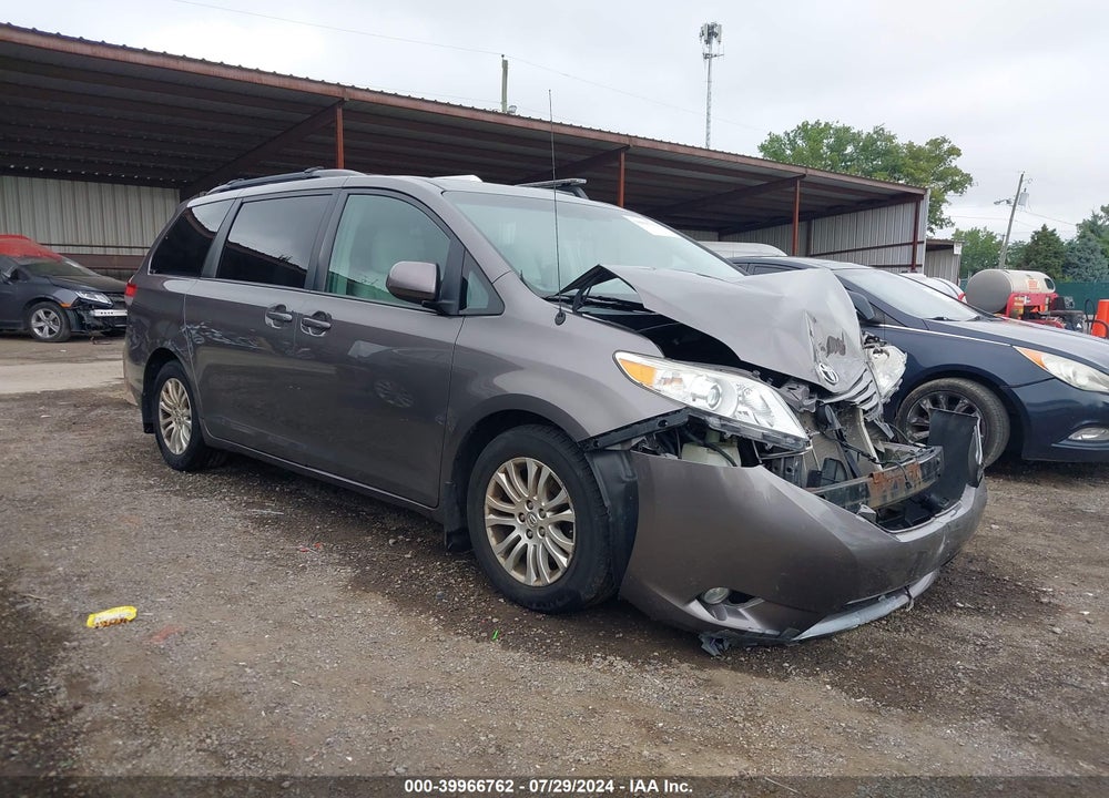 2013 TOYOTA SIENNA XLE V6 8 PASSENGER VIN: 5TDYK3DC8DS325498