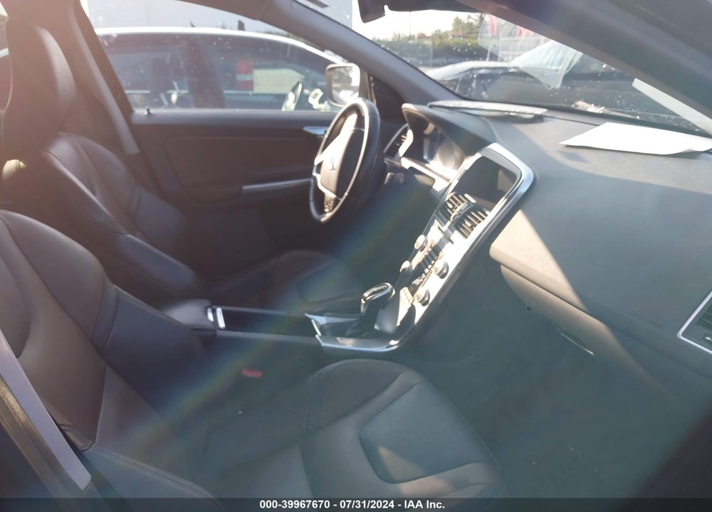 2017 VOLVO XC60 T5 DYNAMIC VIN: YV440MDR1H2183827