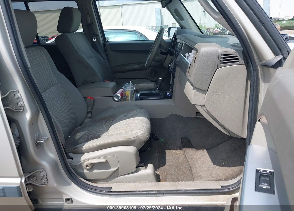 2008 JEEP COMMANDER VIN: 1J8HG48K58C127597