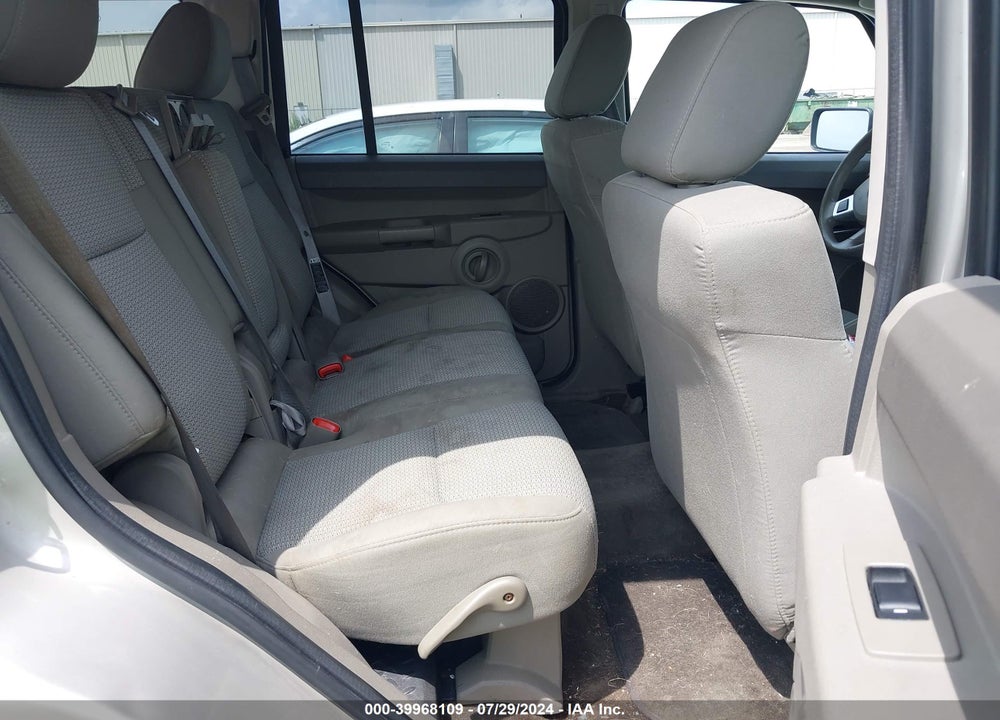 2008 JEEP COMMANDER VIN: 1J8HG48K58C127597