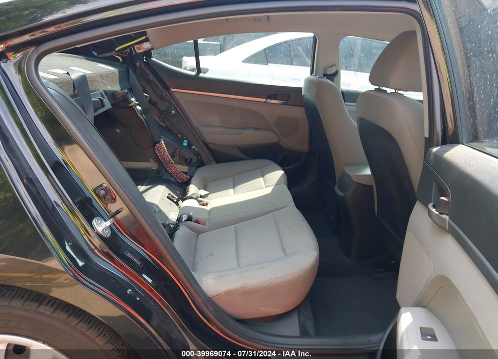 2018 HYUNDAI ELANTRA SE VIN: 5NPD74LF7JH347592