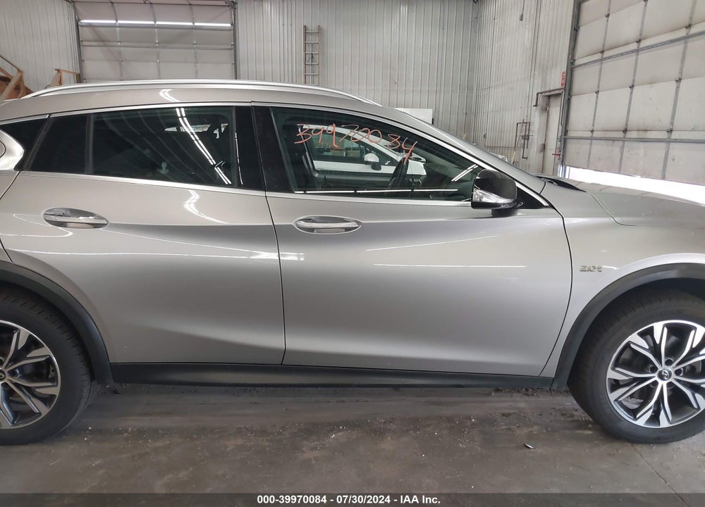 2017 INFINITI QX30 LUXURY VIN: SJKCH5CR8HA033702