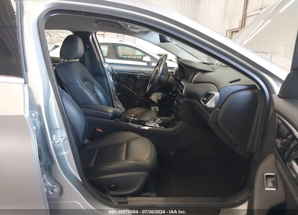 2017 INFINITI QX30 LUXURY VIN: SJKCH5CR8HA033702