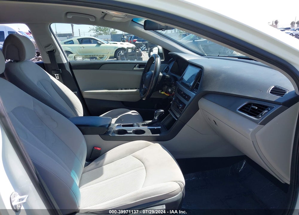 2017 HYUNDAI SONATA VIN: 5NPE24AF2HH576598