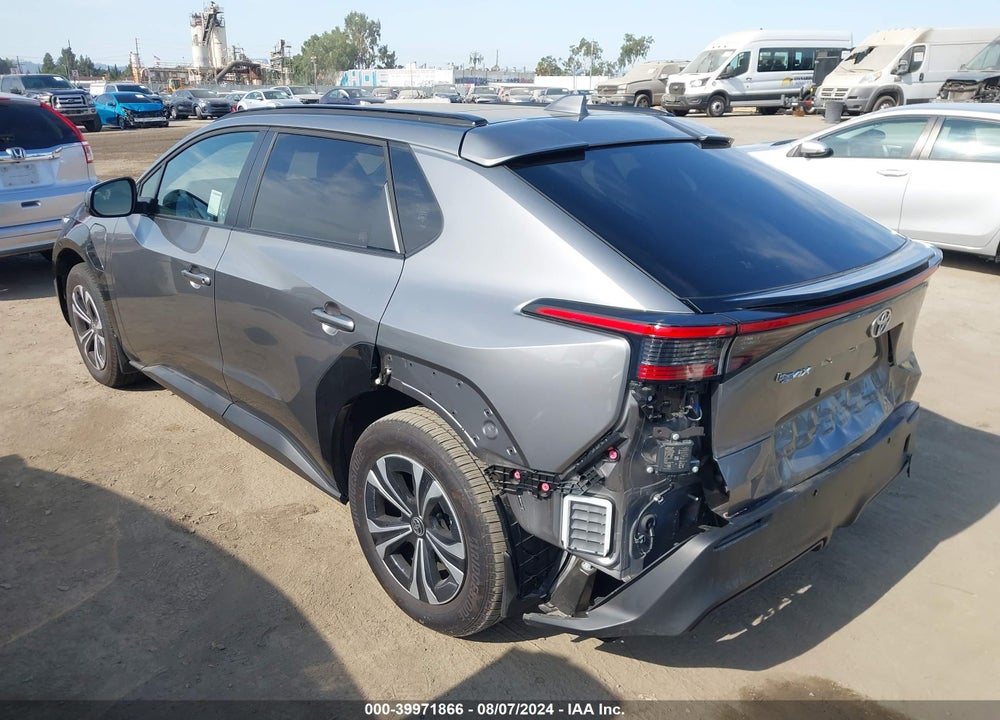 2023 TOYOTA BZ4X XLE VIN: JTMAAAAA7PA015646