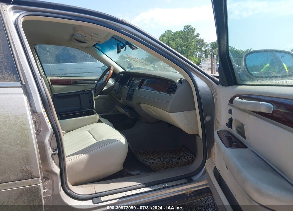 2003 LINCOLN TOWN CAR VIN: 1LNHM82W63Y611692
