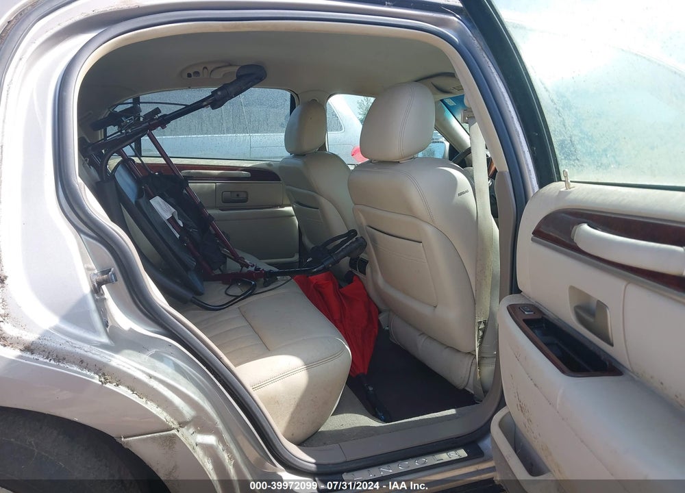 2003 LINCOLN TOWN CAR VIN: 1LNHM82W63Y611692
