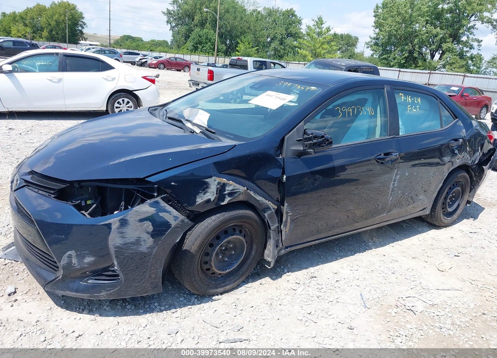 2018 TOYOTA COROLLA LE VIN: 2T1BURHE3JC032031
