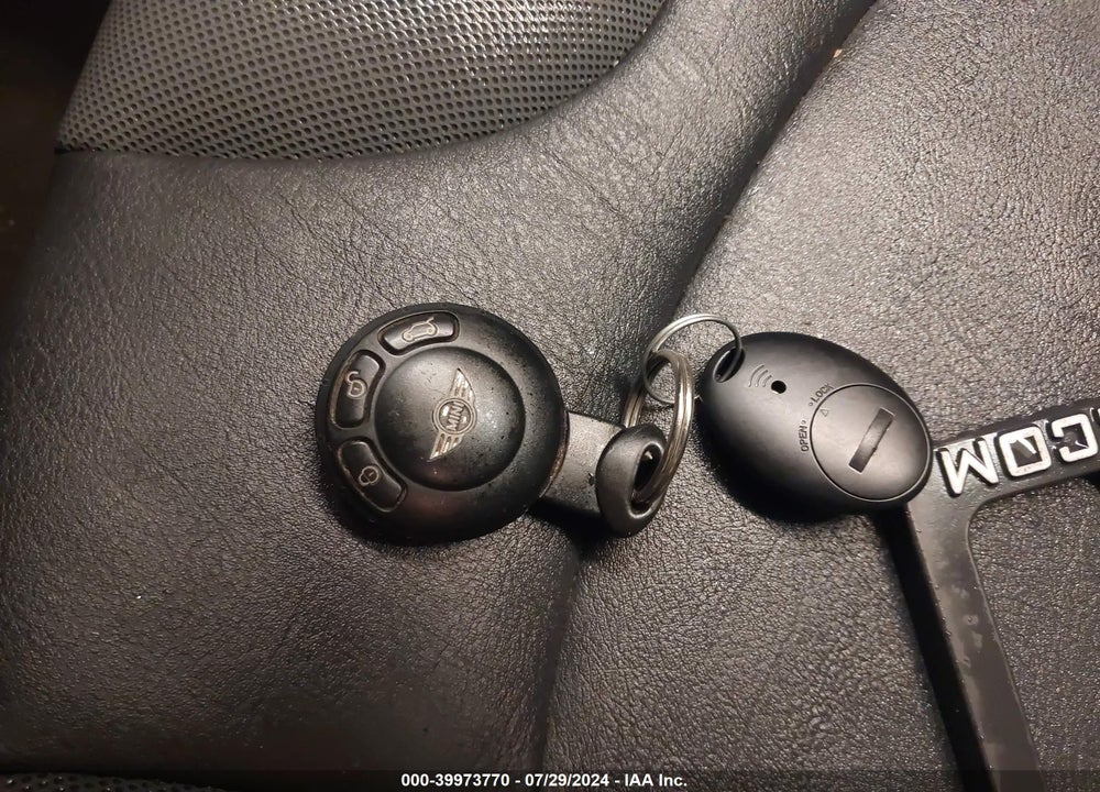 2007 MINI COOPER S VIN: WMWMF73587TT80971
