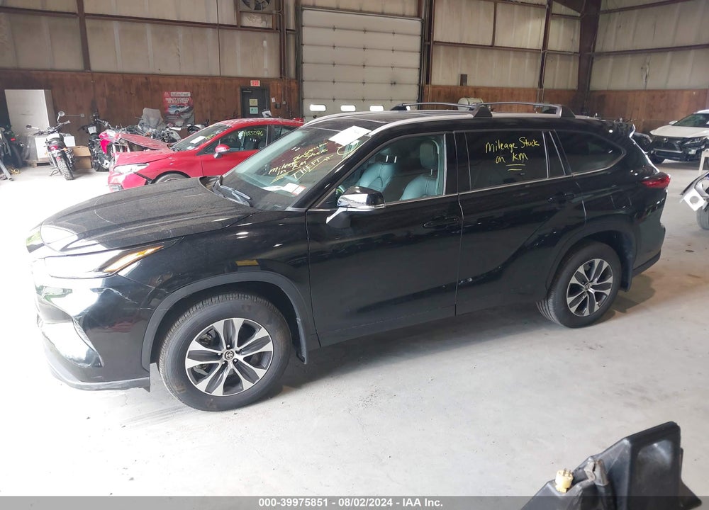 2022 TOYOTA HIGHLANDER XLE VIN: 5TDHZRBH4NS245288