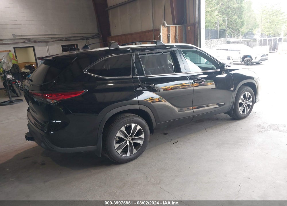 2022 TOYOTA HIGHLANDER XLE VIN: 5TDHZRBH4NS245288