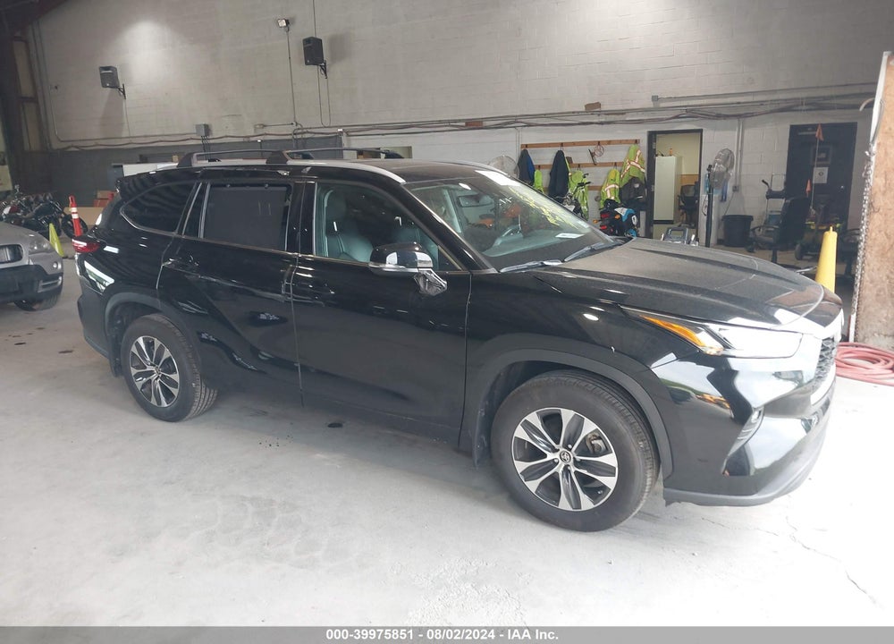 2022 TOYOTA HIGHLANDER XLE VIN: 5TDHZRBH4NS245288