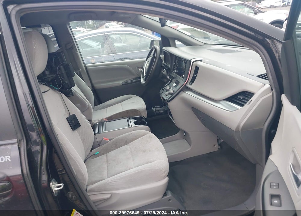 2019 TOYOTA SIENNA LE 8 PASSENGER VIN: 5TDKZ3DC7KS012084
