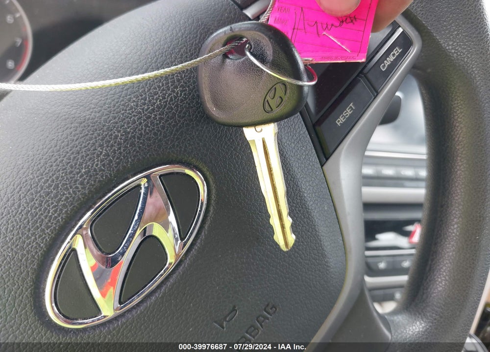 2018 HYUNDAI ELANTRA SE VIN: 5NPD74LF4JH385586