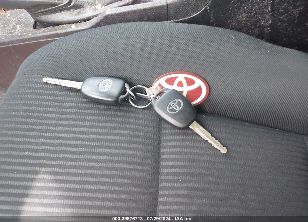 2018 TOYOTA RAV4 LE VIN: 2T3BFREV2JW768558