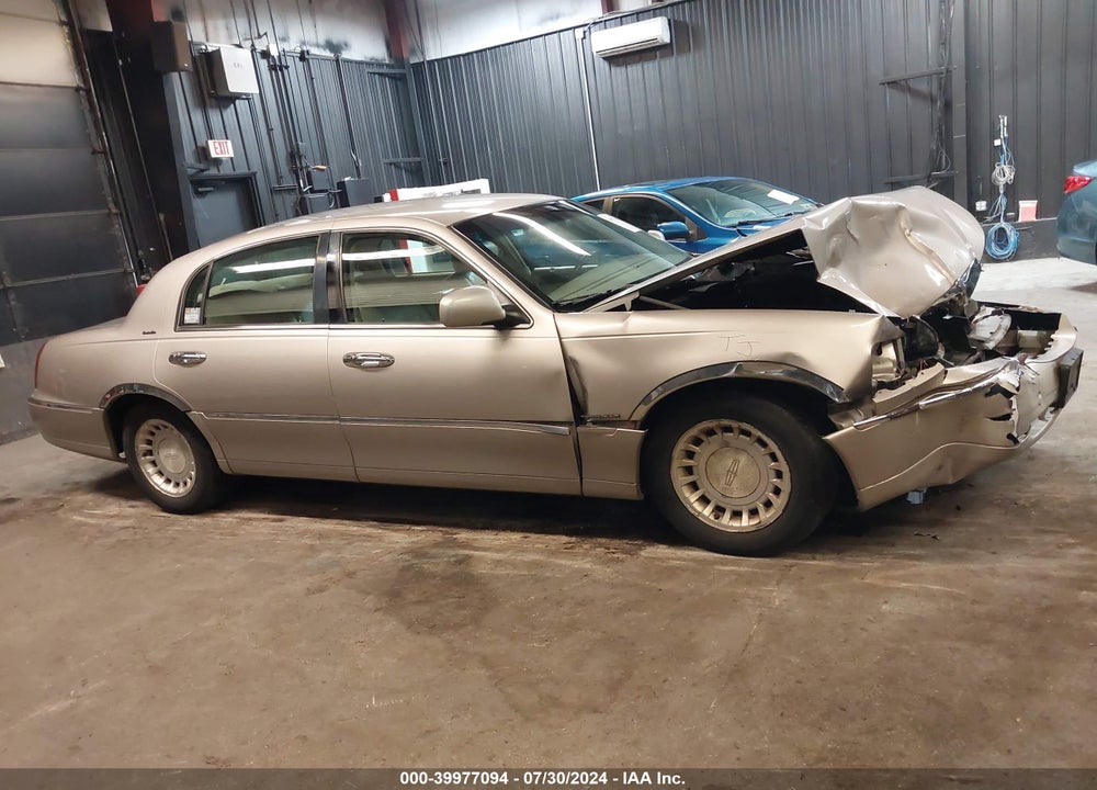 2002 LINCOLN TOWN CAR EXECUTIVE VIN: 1LNHM81W62Y615953