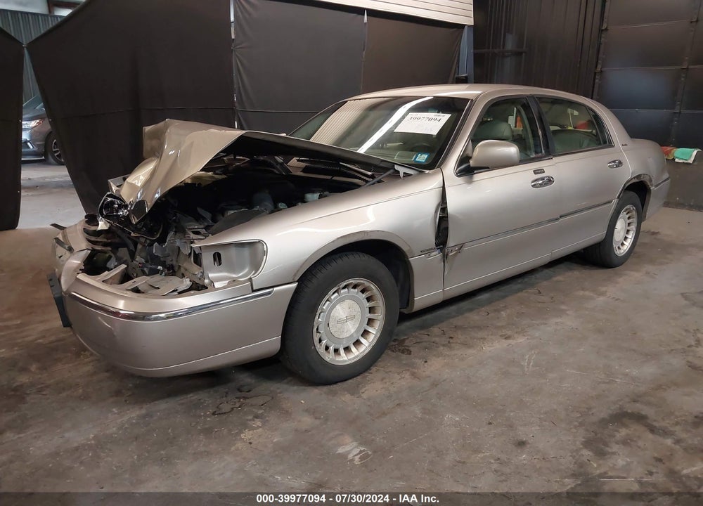 2002 LINCOLN TOWN CAR EXECUTIVE VIN: 1LNHM81W62Y615953