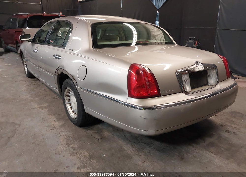 2002 LINCOLN TOWN CAR EXECUTIVE VIN: 1LNHM81W62Y615953