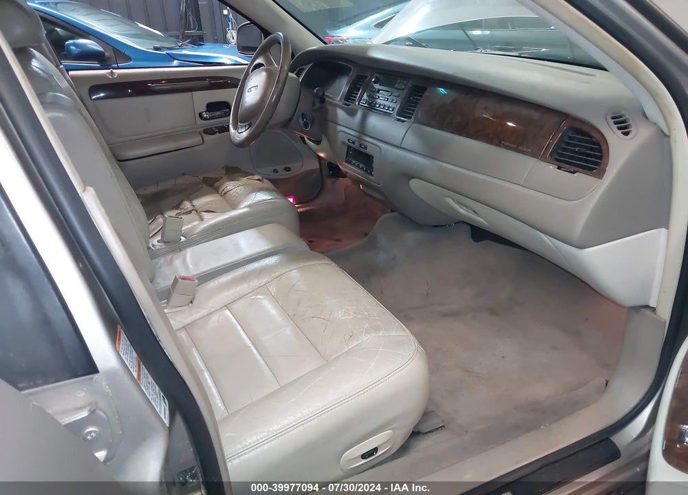 2002 LINCOLN TOWN CAR EXECUTIVE VIN: 1LNHM81W62Y615953