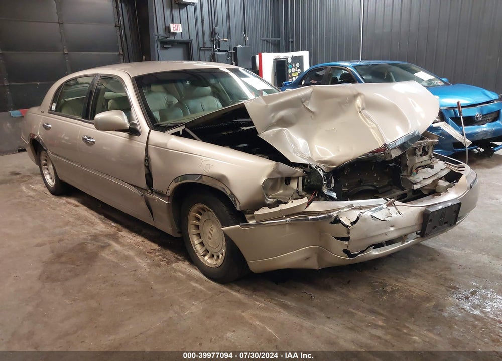 2002 LINCOLN TOWN CAR EXECUTIVE VIN: 1LNHM81W62Y615953