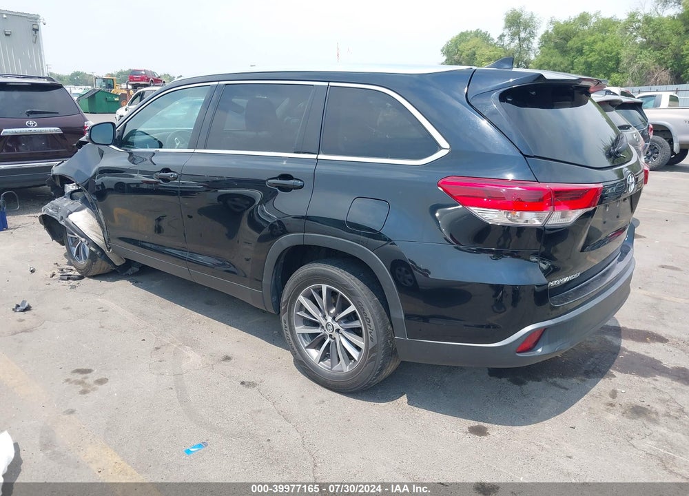 2019 TOYOTA HIGHLANDER XLE VIN: 5TDKZRFH1KS561694