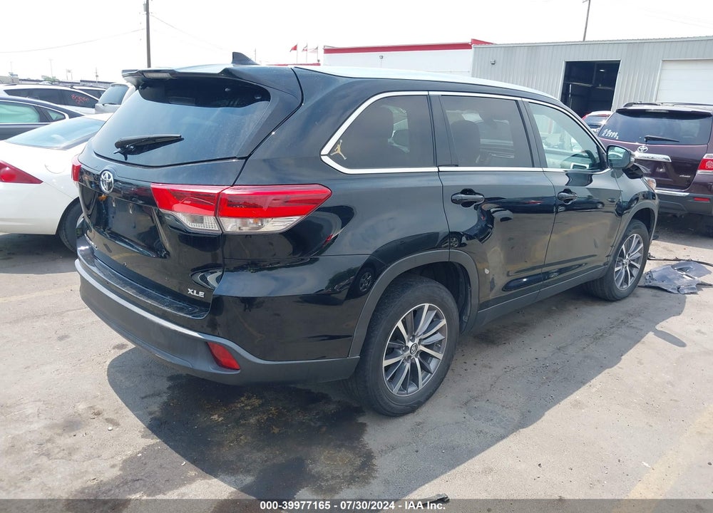 2019 TOYOTA HIGHLANDER XLE VIN: 5TDKZRFH1KS561694