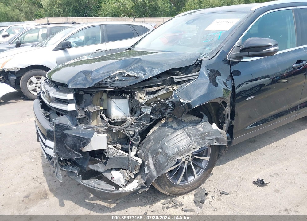 2019 TOYOTA HIGHLANDER XLE VIN: 5TDKZRFH1KS561694