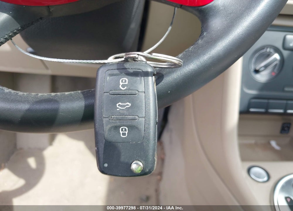 2013 VOLKSWAGEN BEETLE VIN: 3VWJX7AT6DM637444