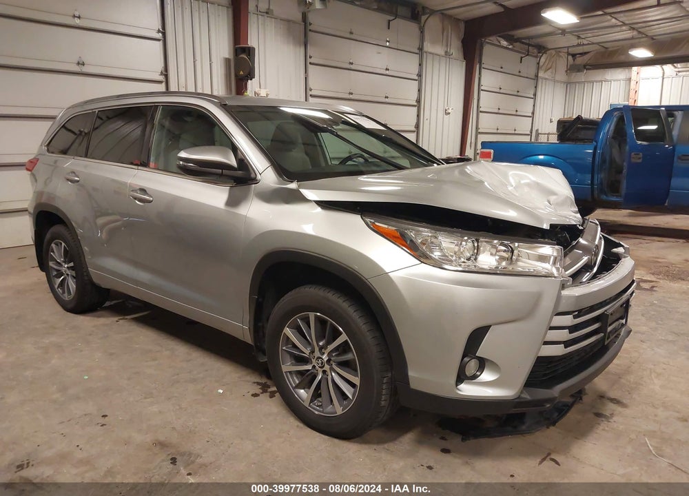 2018 TOYOTA HIGHLANDER XLE VIN: 5TDJZRFH8JS561864