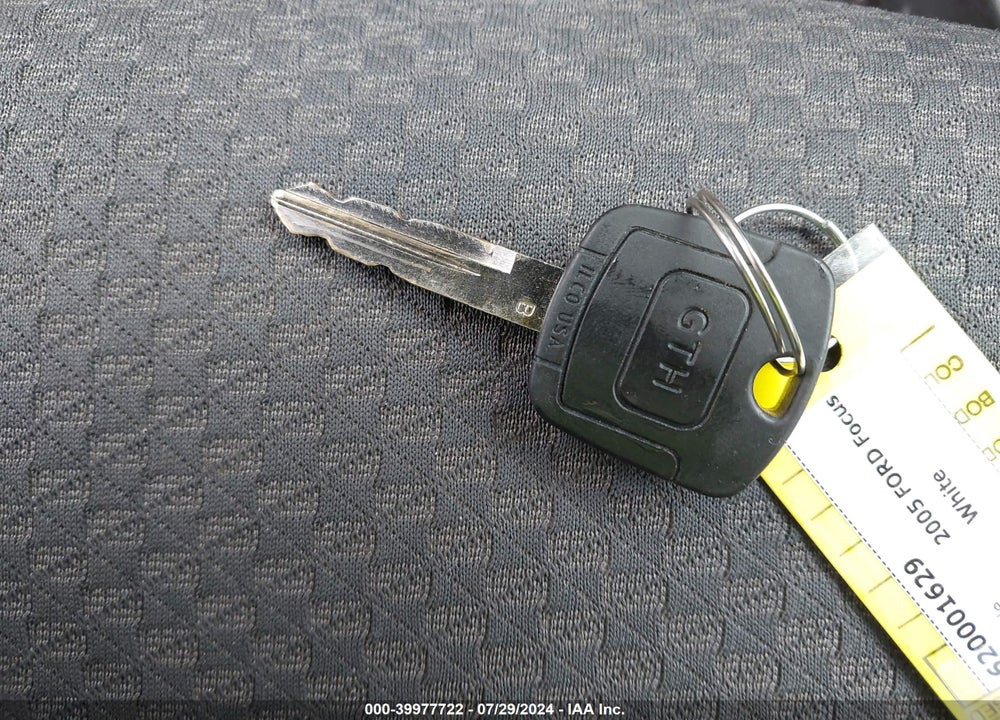 2005 FORD FOCUS ZX5 VIN: 3FAFP37N25R141738